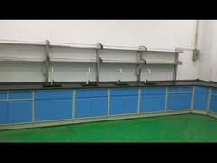 Tabla práctica médica del banco de laboratorio de química con el fregadero multiusos