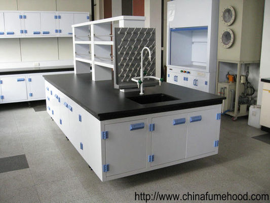 Muebles del laboratorio de química de la universidad, bancos de laboratorio y gabinetes con el estante el reactivo