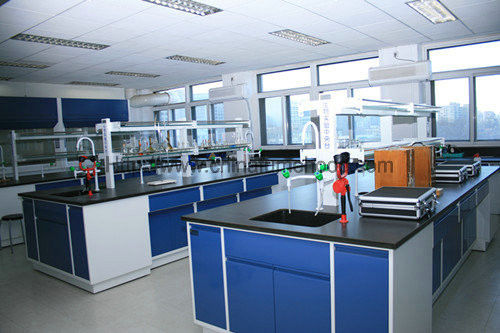 Buen precio Muebles de acero modificados para requisitos particulares del laboratorio, muebles del escritorio del laboratorio con el estante el reactivo en línea