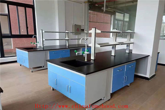 Buen precio Tabla de trabajo de madera de laboratorio de la resistencia química para el hospital con el pie ajustable en línea