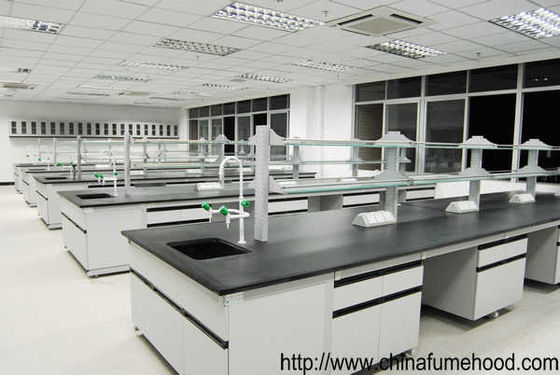 Buen precio Tablas resistentes químicas llenas del laboratorio de la estructura de acero con las colocaciones para la universidad en línea