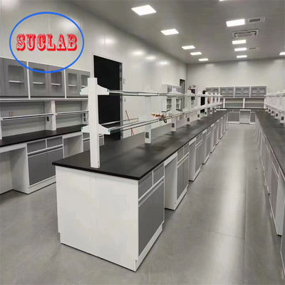 Buen precio Bancos de trabajo de laboratorio personalizados con estantes para diseño rectangular y enchufe multifuncional en línea