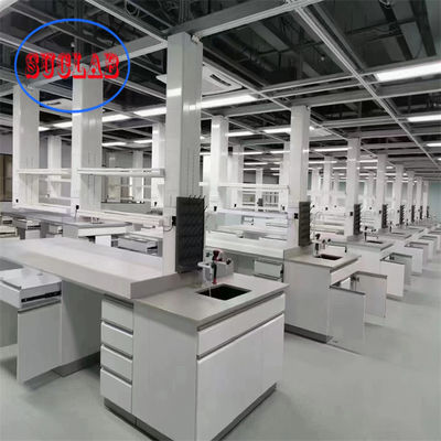 Buen precio Bancos de laboratorio versátiles Muebles de laboratorio químicos con caja a prueba de salpicaduras cubierta de protección encimeras fenólicas en línea